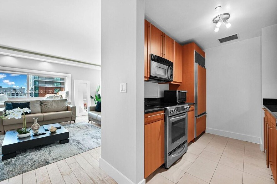 Building Photo - 1435 Brickell Ave