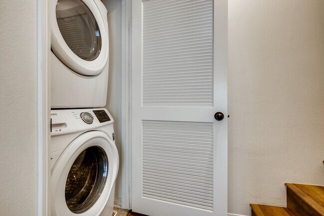 Building Photo - Amazing 2Bd/2Ba Townhouse with 1 car attac...