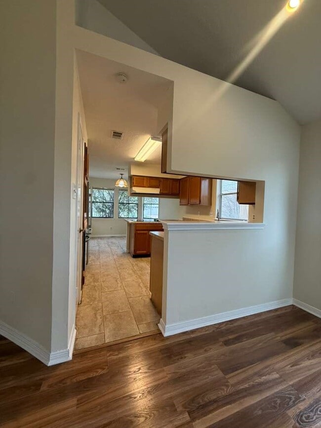 Building Photo - 10550 Walnut Glen Dr