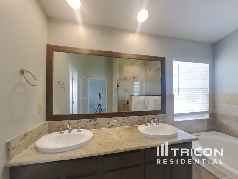 Building Photo - 3600 Cresthill Ln