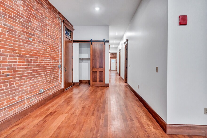 Building Photo - 316 4th St S