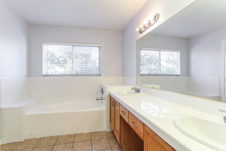 Building Photo - 7712 Sparrowgate Ave