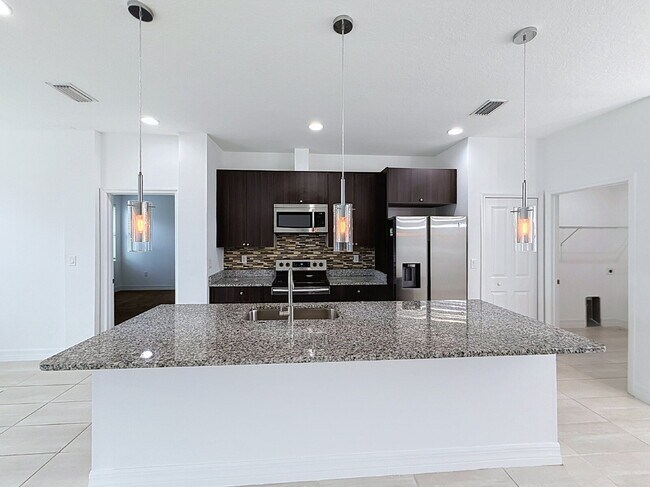 Building Photo - Welcome home to this gorgeous 4-bedroom, 2-bath home!