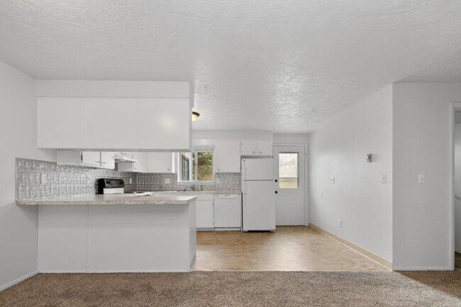 Building Photo - Spacious 2 Bedroom Duplex _ Pet Friendly!