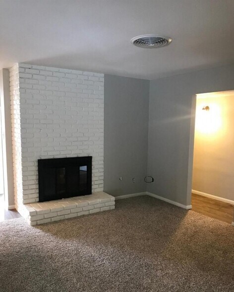 Building Photo - 1939 Meadowwood Ct