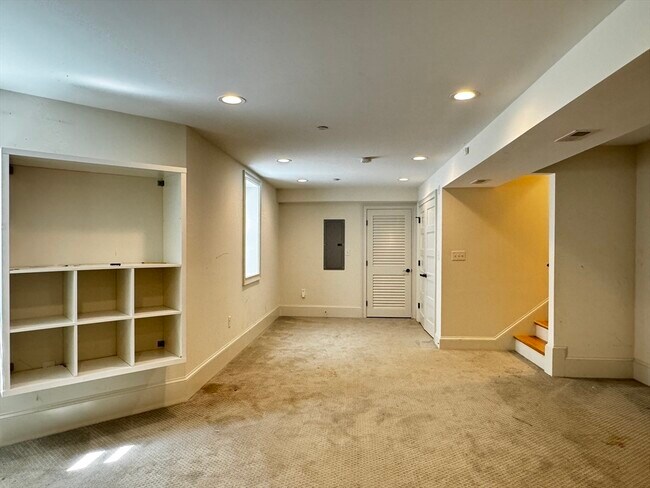 Building Photo - 44 Evergreen St