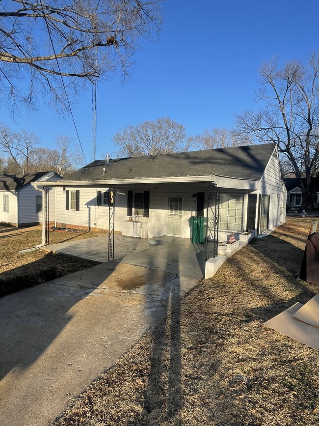 Carport. And patio - 106 Courtland St