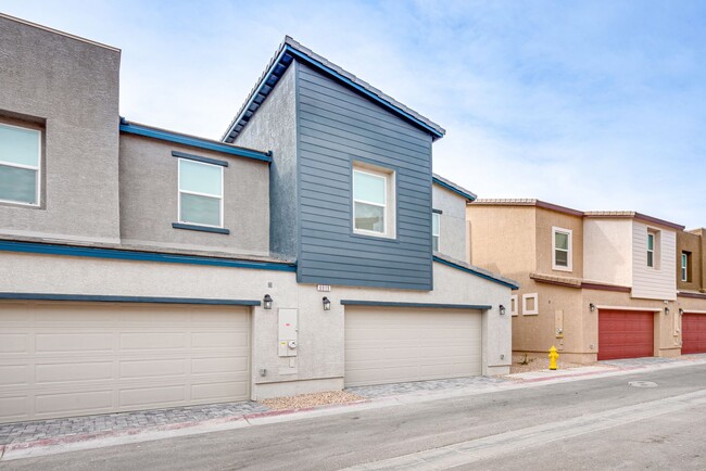 Building Photo - Charming 3-Bedroom Townhome with Smart Hom...