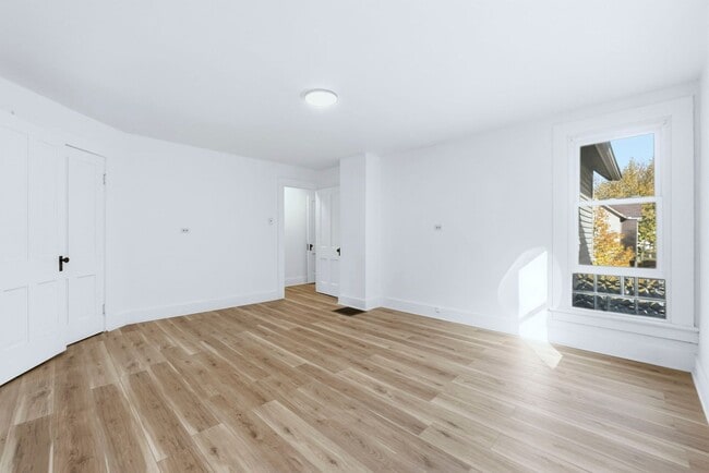 Building Photo - Newly Updated 3-Bedroom Home with Modern U...