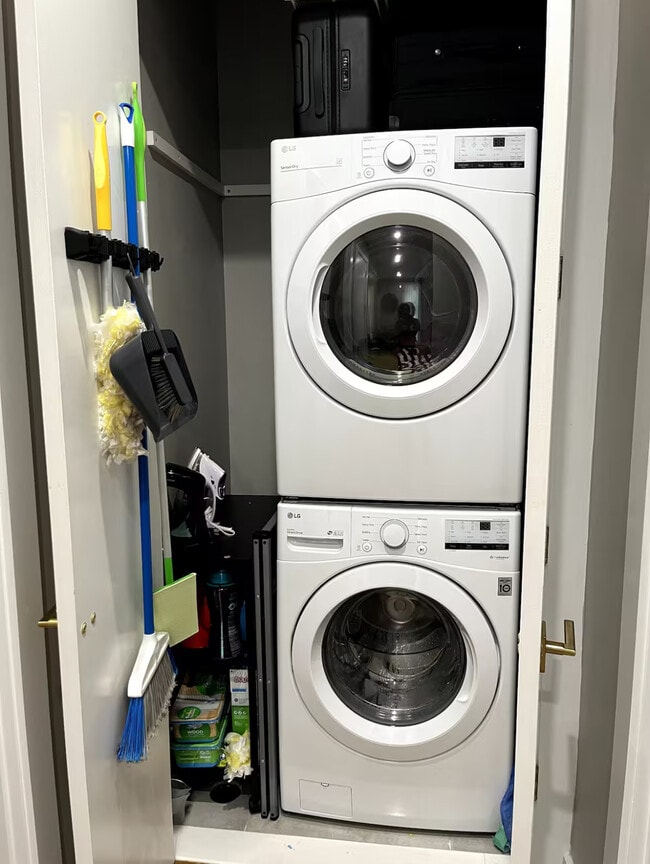 Building Photo - 864 Madison St