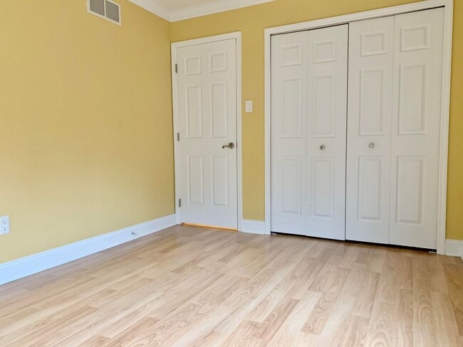 Building Photo - MUST SEE! End Unit, Electric Fireplace, Gr...