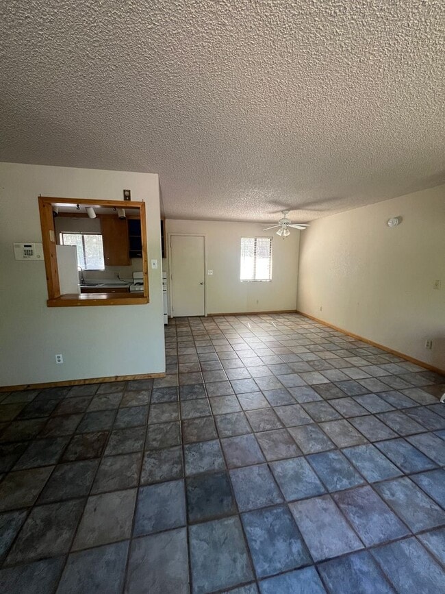 Building Photo - NEW CARPET NEW PAINT! Large 3 Bed/2 Bath H...