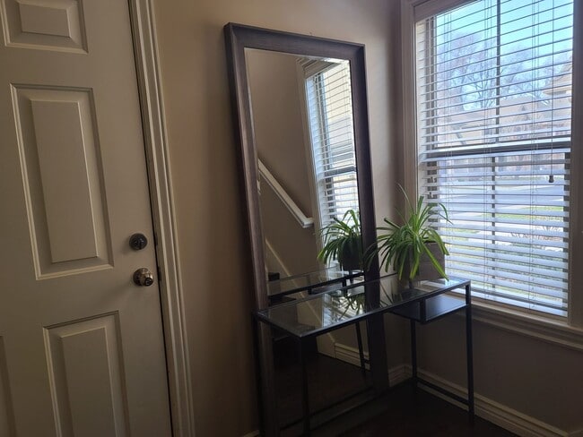 Building Photo - Three Bedroom Town Home  near Union Park Available February 1st