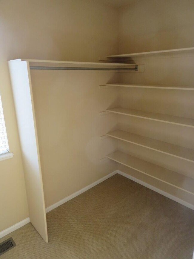 Building Photo - 3 Bedroom, 2.5 Bath Home with A/C - Availa...