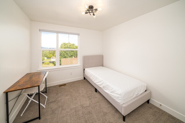 Building Photo - The Savvy Six