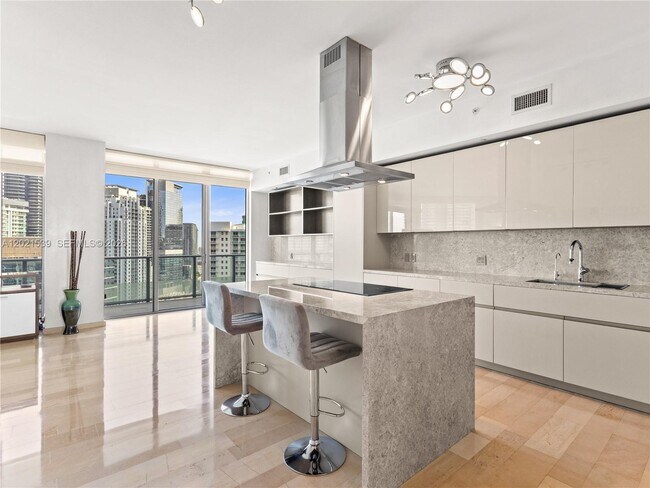 Building Photo - 1300 Brickell Bay Dr