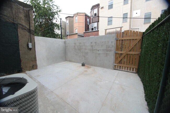 Building Photo - 1852 Willington St