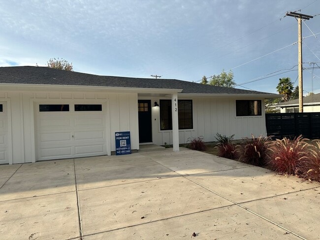 Building Photo - Luxury 2 bedroom 1 bath duplex in a great neighborhood!