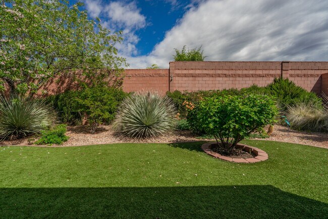 Building Photo - Fully Furnished 3 Bedroom Home In Coral Canyon With Community Amenities