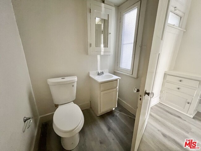 Building Photo - 946 S Burlington Ave