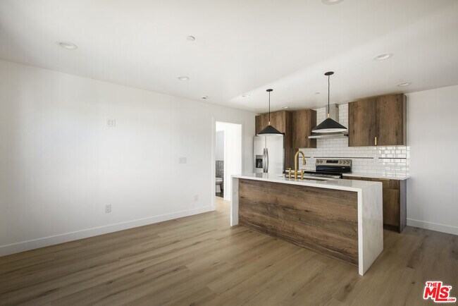 Building Photo - 2653 Vineyard Ave