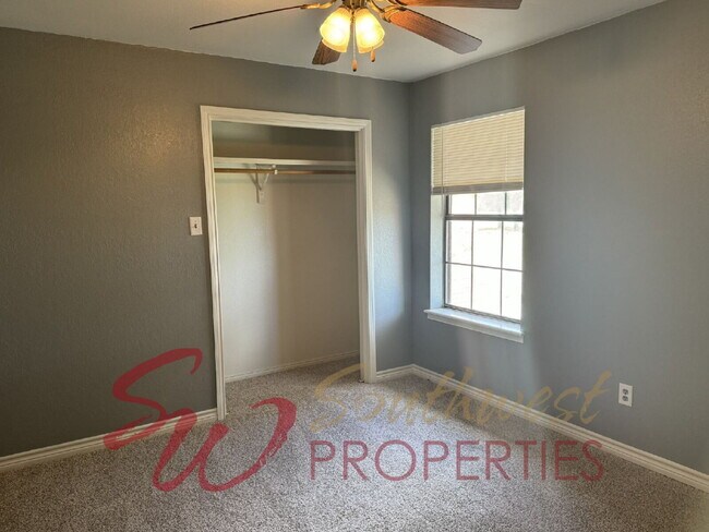 Building Photo - Charming 3 bedroom 2 bath on 2 acres within city limits!