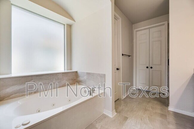 Building Photo - 3394 Overhill Dr