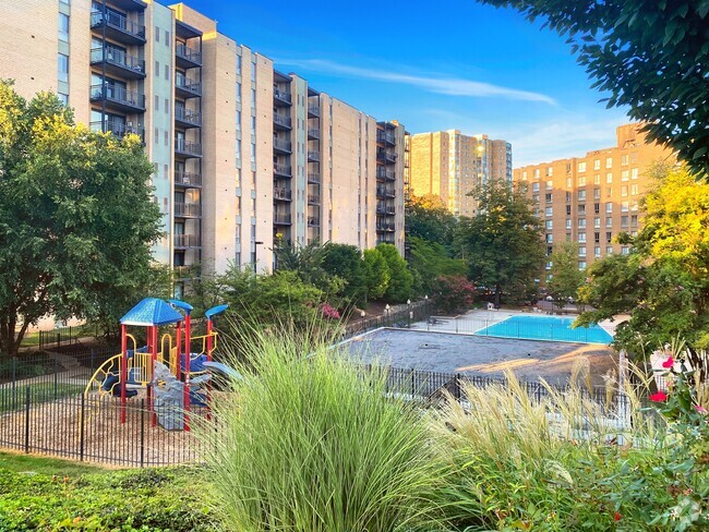 Community Courtyard Pool & Playground - Cityside Huntington Metro