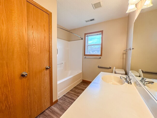 Building Photo - 2 Bedroom, 1 Bath Town Home