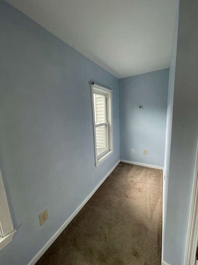 Building Photo - Spacious, two-story 3-bedroom apartment in Adams!