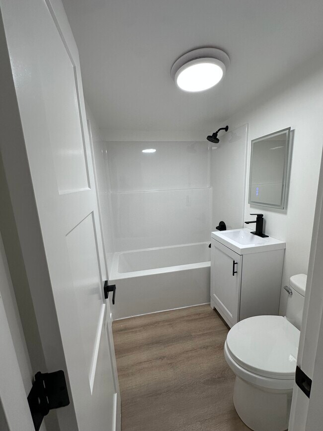 Building Photo - 1747 NE 147th St