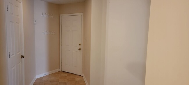 Building Photo - Affordable Roomate Floor Plan - 2 Full Bat...