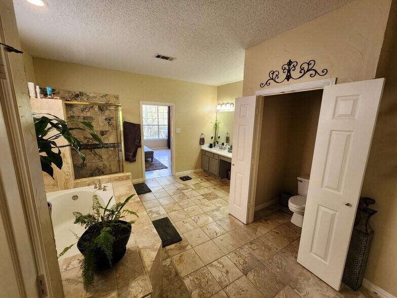 Building Photo - 929 Parker Dr