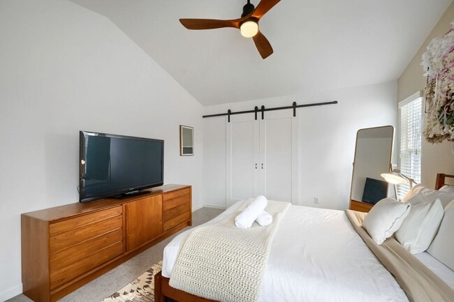 Building Photo - 2 BDR Gorgeous Updated Townhome with Huge Garden