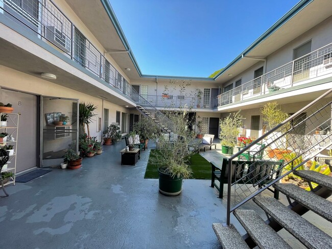 Building Photo - 1152 N Poinsettia Pl
