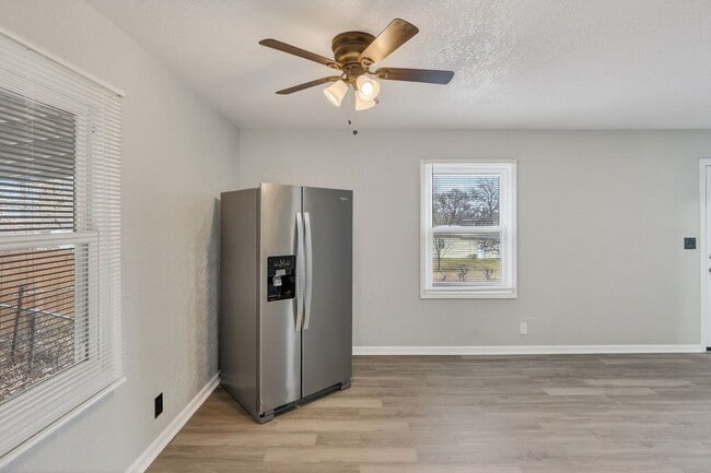 Building Photo - Hard-to-Find 6-Bedroom Home in Grandview!