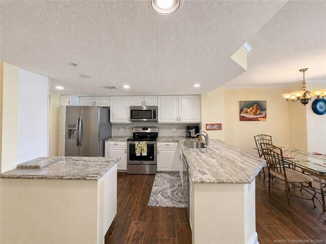 Building Photo - 5051 N Hwy A1A