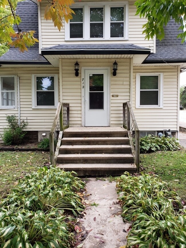 Building Photo - Pet Friendly 2BR House on Beloit's West Side