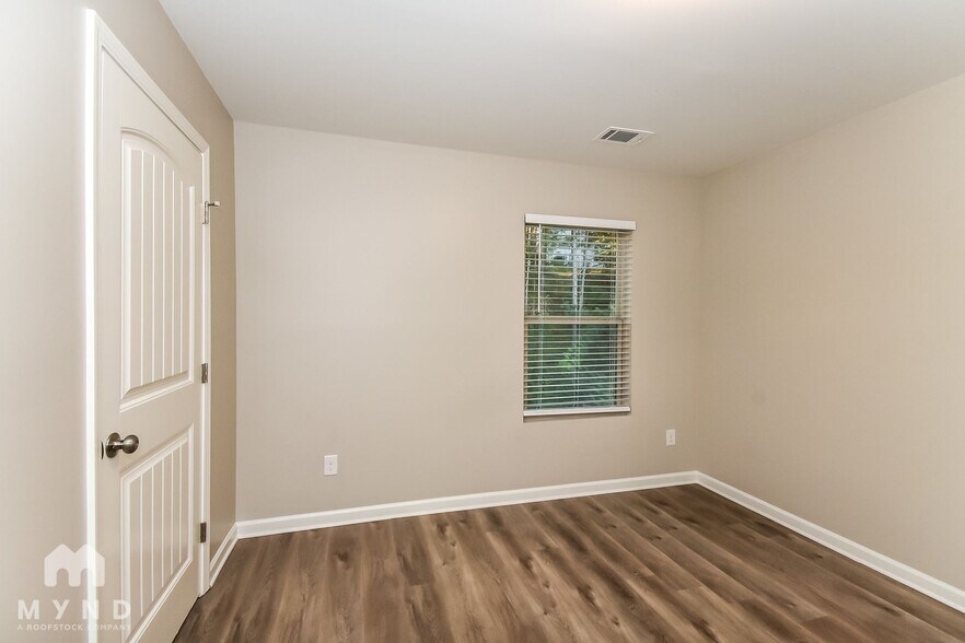 Building Photo - 828 Lake Chase