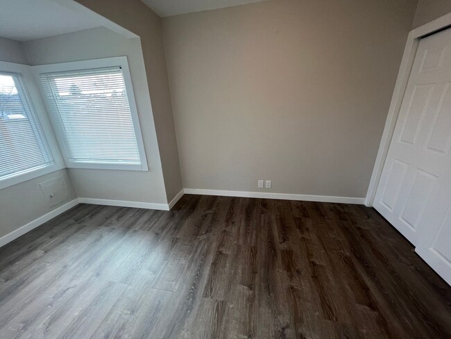 Building Photo - Beautiful Updated 2 Bedroom Rambler in Tac...