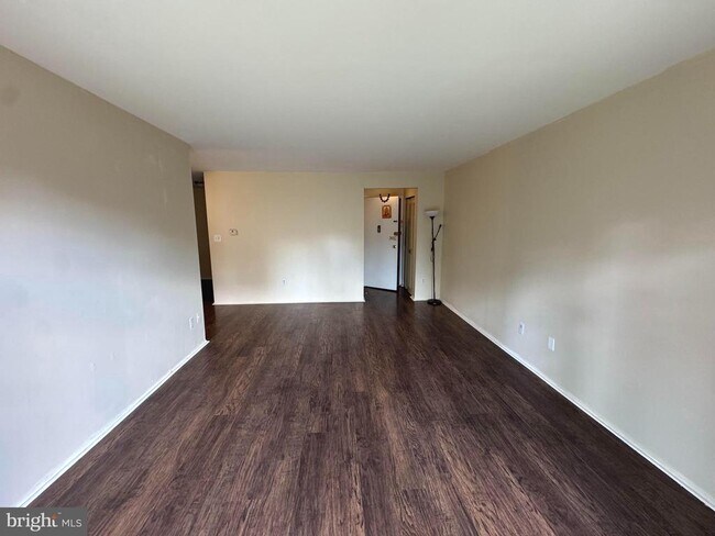 Building Photo - 11919 Parklawn Dr