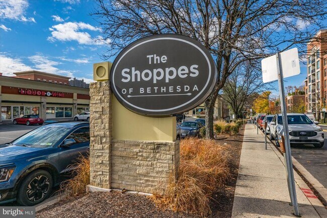 Building Photo - 4915 Hampden Ln