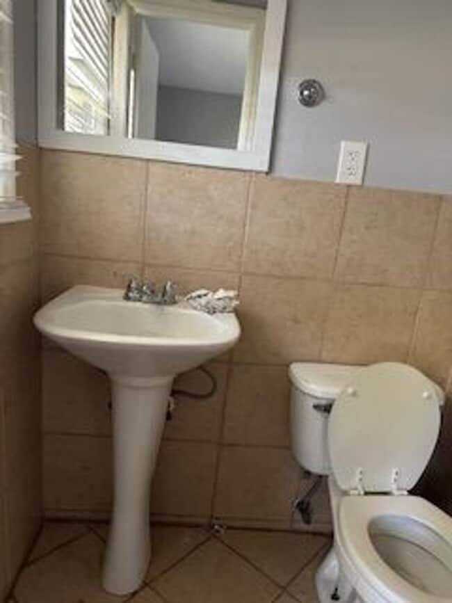 Building Photo - Charming 3 Bedroom 1 1/2 Bath