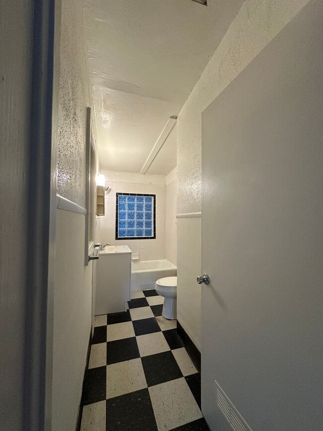 Building Photo - 2 bedroom, 1 bathroom updated home in Norm...