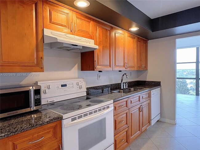 Building Photo - 800 Parkview Dr