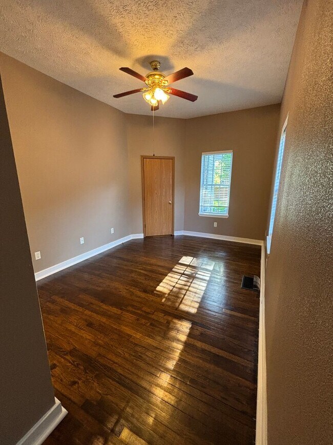 Building Photo - Gorgeous 3 Bed 2 Bath Home Available NOW!!!
