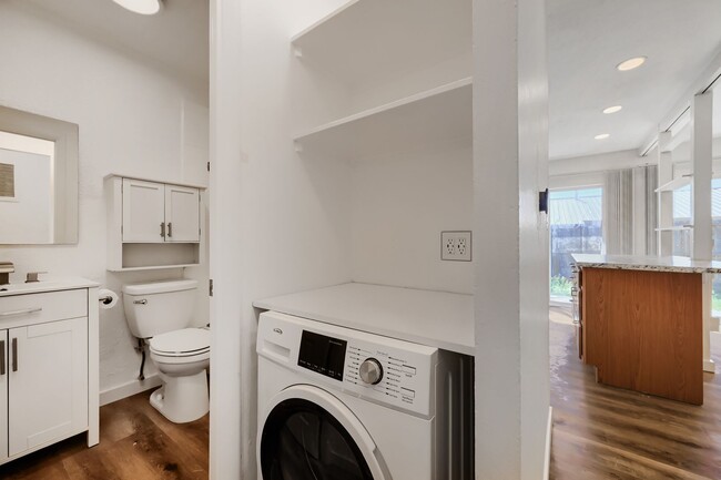 Building Photo - Move in ready unit on Fairway!