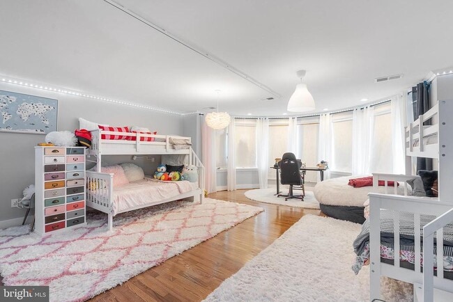 Building Photo - 5837 River Dr