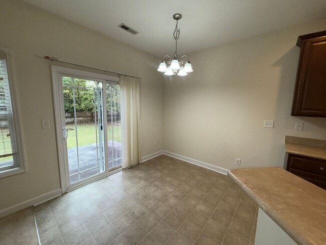 Building Photo - Beautiful 4 bedroom, 2 bath house