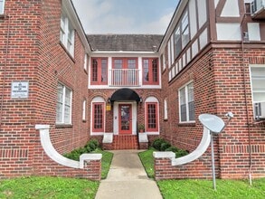 Building Photo - Very Unique Upstairs 1/1 w/ Hardwoods in Small 1920's complex - F211